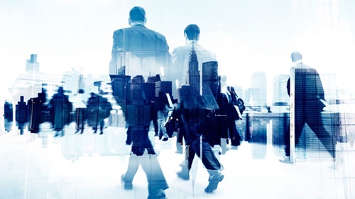 Zdjęcie osób idących w jedną stronę