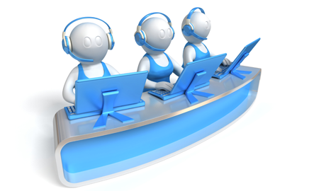 Trzy osoby siedzące przed komputerem