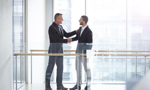 Zdjęcie dwóch osób podających sobie dłoń